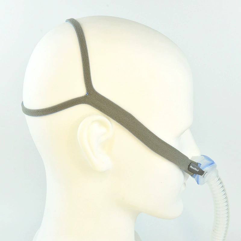 Маска для носа ResMed AirFit P10 с эластичным регулируемым ремешком-повязкой и фиксатором.