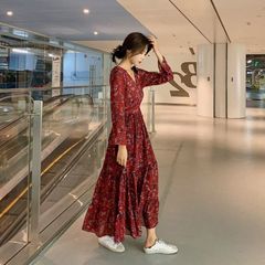 春と秋の冬の服装は底の小さい清新な花のvネックを打って服を連ねて流行します。