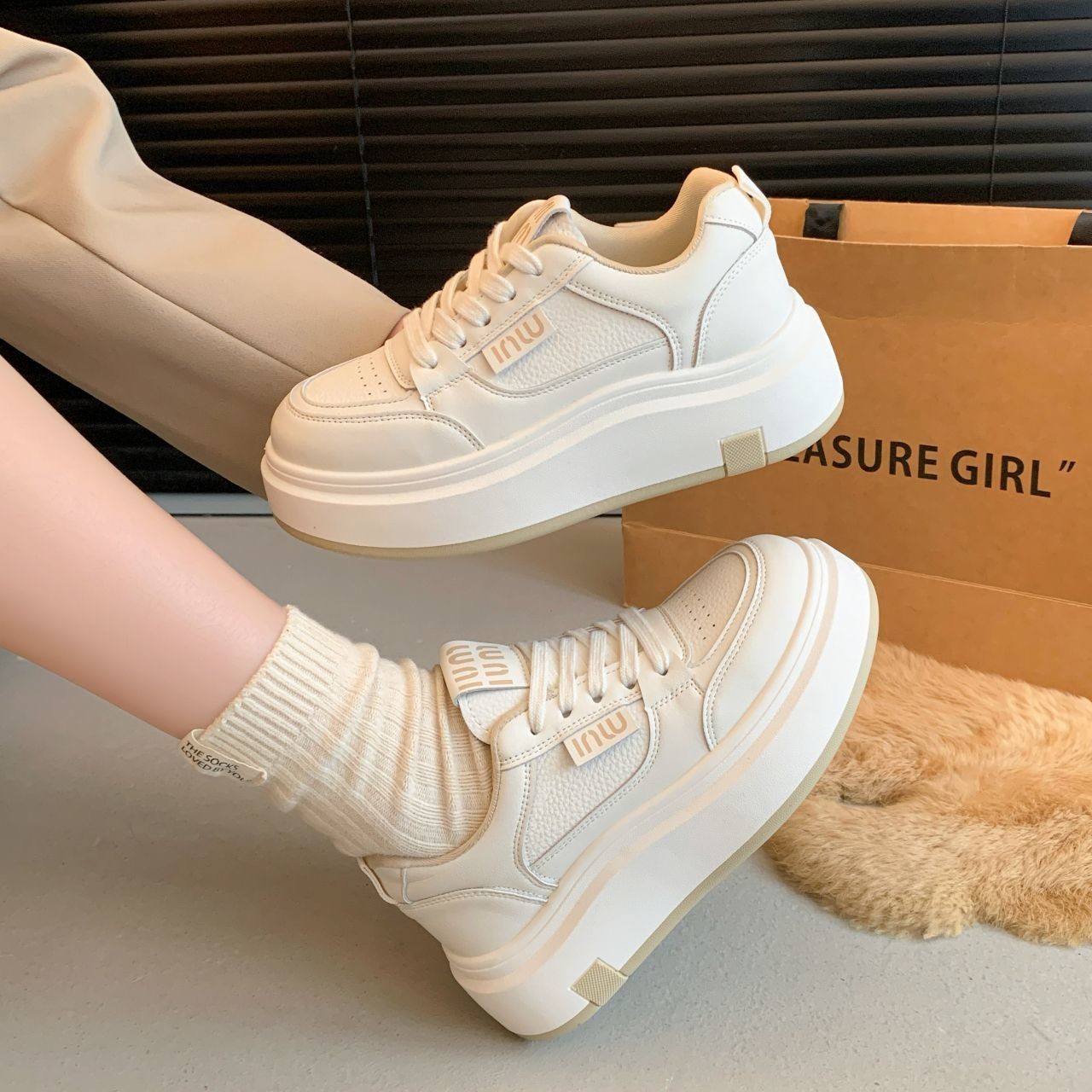 Suela gruesa cuatro temporadas zapatos blancos para mujeres 2025 nueva explosión primavera versátil Angola rojo pequeño muffin zapatos de skate