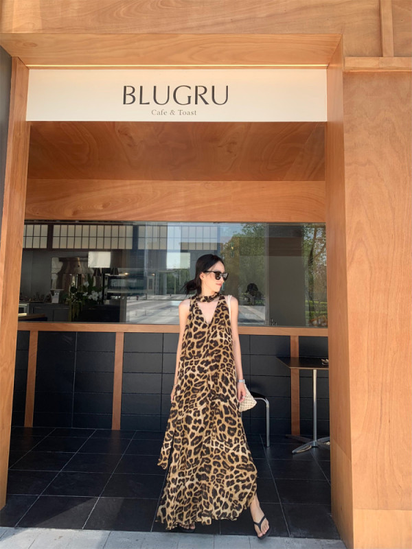 French Retro Style Leopard Print Halter Neck Dress with Ribbons, Summer Niche Style Chiffon Printed Over-The-Knee Long Dress for Women French Retro Style Leopard Print Halter Neck Dress with Ribbons, Summer Niche Style Chiffon Printed Over-The-Knee Long Dress for Women