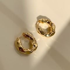 女性用のハイエンドのファッショナブルでシンプルな小さなサークルイヤリング、軽くて豪華なニッチデザイン、ハイエンドのレトロなイヤリング。