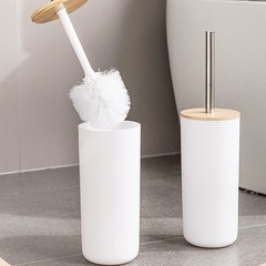 竹蓋風呂6点セットのトイレのゴミ箱の便器にブラシをかけて洗面用品の歯ブラシのコップを洗います。