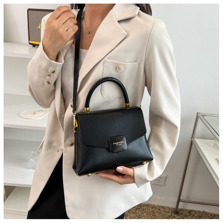 Women's Pu Leather Solid Color Fashion Square Magnetic Buckle Crossbody Bag display picture 1