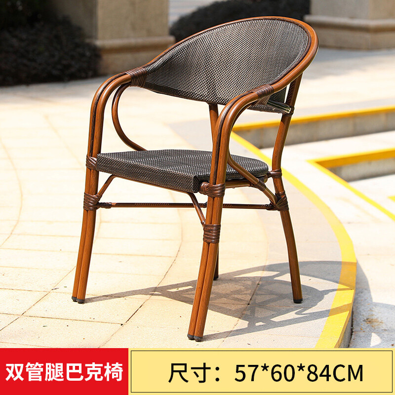 Taburetes al aire libre, sillas, mesas y sillas, balcón, patio, café, té, leche, comidas en el interior