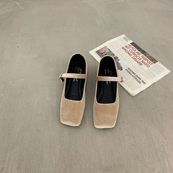 Autumn retro Mary Jane shoes square toe with a strap