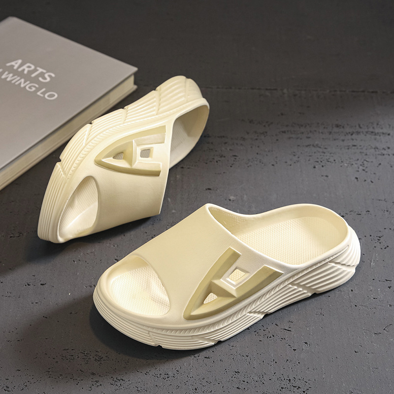 Verano nuevas zapatillas de hombre de playa de verano nuevo hogar zapatillas antideslizantes de fondo grueso zapatillas de la barra ultra suave