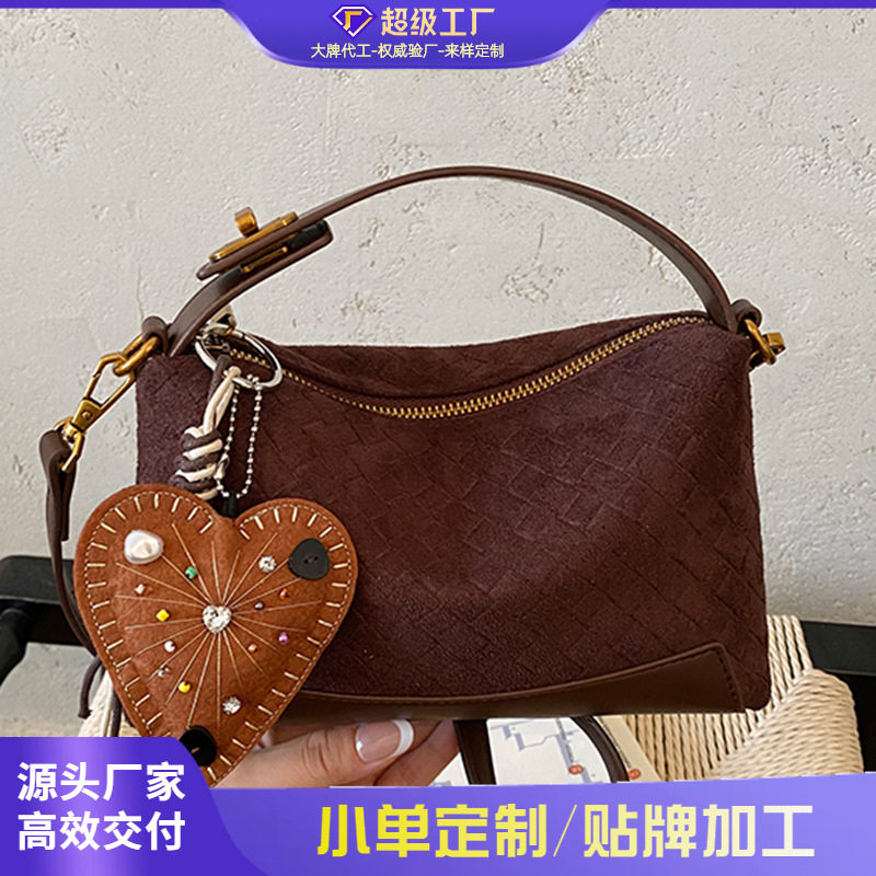 Túi xách tay nữ kiểu dáng gối nhỏ gọn, đeo nách hoặc đeo chéo một vai, phong cách tối giản dễ phối đồ — Màu cà phê Không có mặt dây chuyền, Màu lạc đà Không có mặt dây chuyền, Màu nâu không có mặt dây chuyền, Màu tím không có mặt dây chuyền