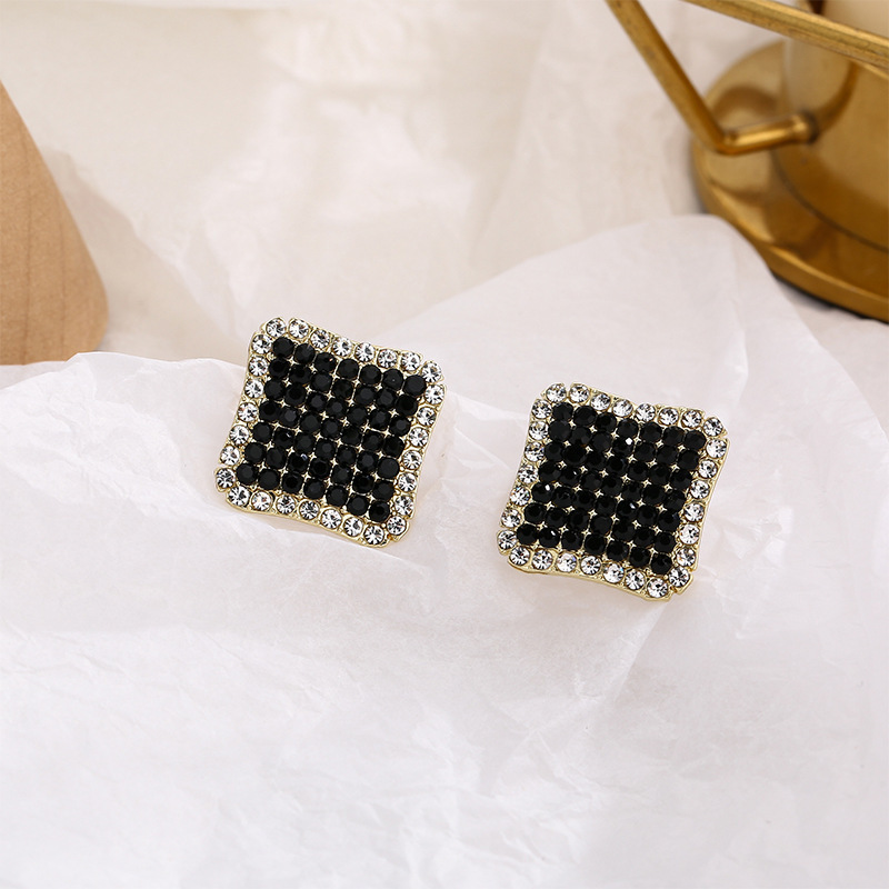 S925 aguja de plata Corea del Sur versátil personalizado geométrico cuadrado pendientes diamante incrustado estilo frío diseño simple pendientes