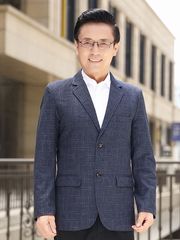 格子のスーツの男性の中高年のお父さんは春秋のタイプのコートを詰めます。
