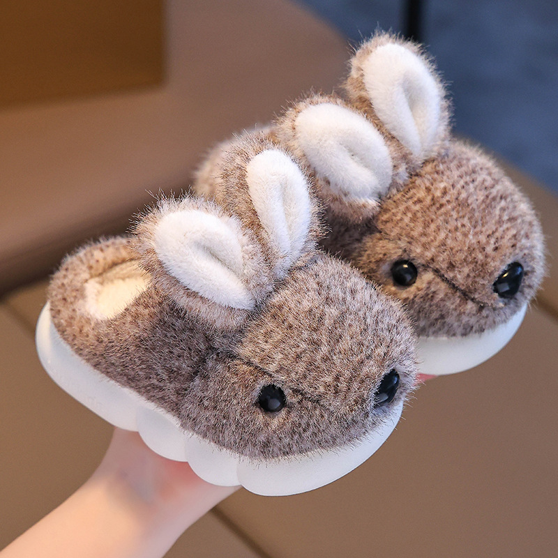 Bolsos de invierno para niños, zapatos de algodón de talón para niños y niñas, calentamiento de terciopelo, fondo grueso, padres e hijos, conejos caseros, zapatillas de algodón para bebés.