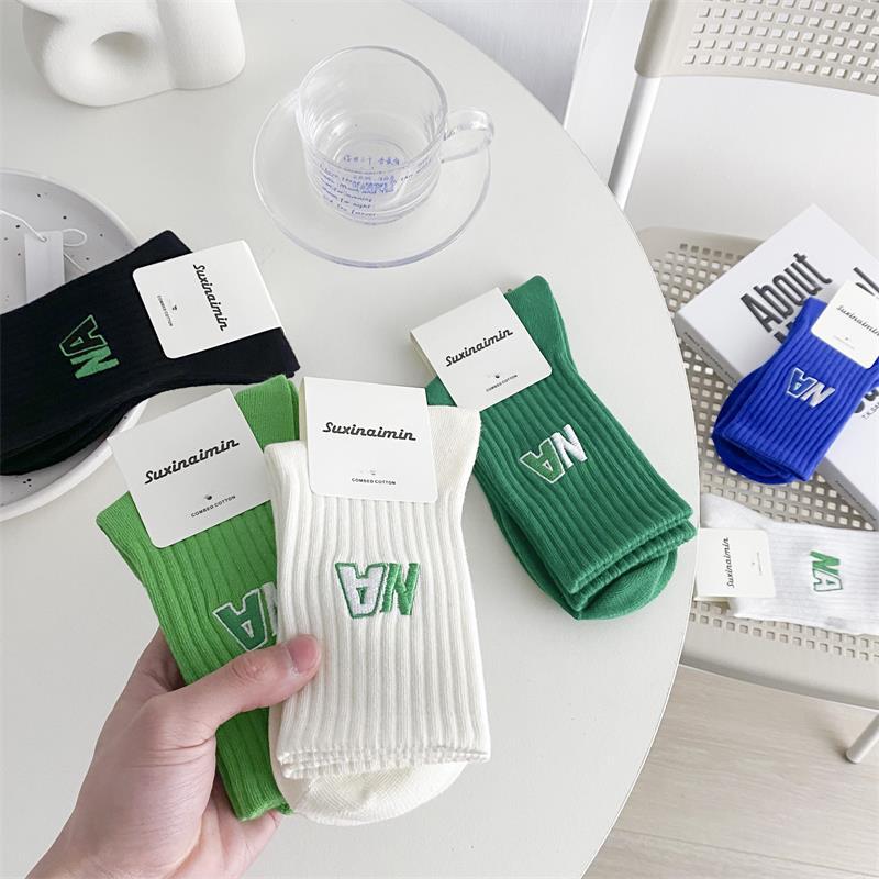 Calcetines deportivos verdes a rayas calcetines de algodón de las mujeres al por mayor Calcetines de algodón de color sólido bordados a media pantorrilla de las mujeres