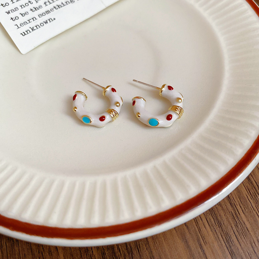 Pendientes irregulares en forma de C con aguja de plata goteando aceite Pendientes de estilo nuevo para mujer 2025 Pendientes de temperamento de alta calidad Diseño de nicho