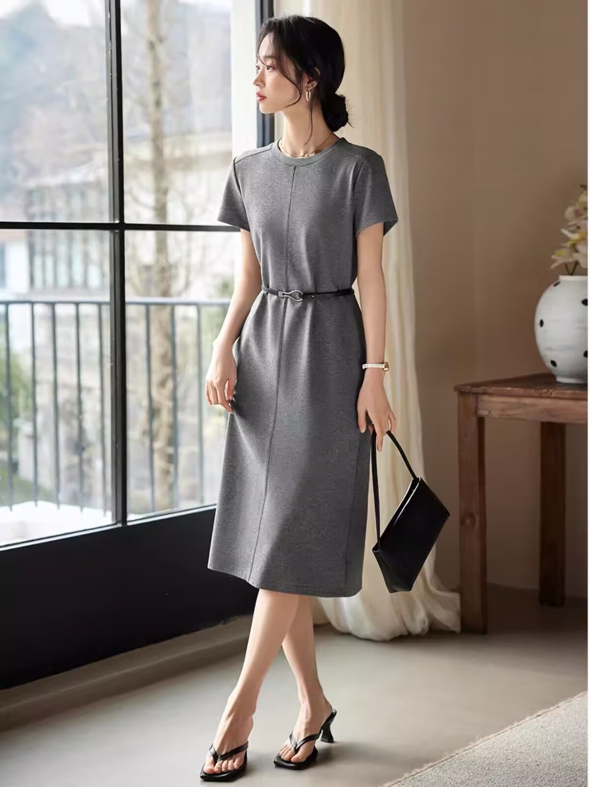 Đầm nữ cổ tròn tay ngắn dáng suông, có dây lưng thon gọn eo — xám