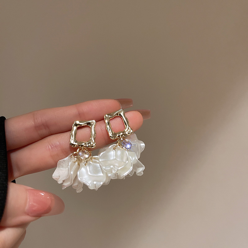 Flores dulces y elegantes transfronterizas, pendientes de perlas de amor, pendientes de estilo literario de moda de nicho, pendientes de todo fósforo con personalidad, mujeres