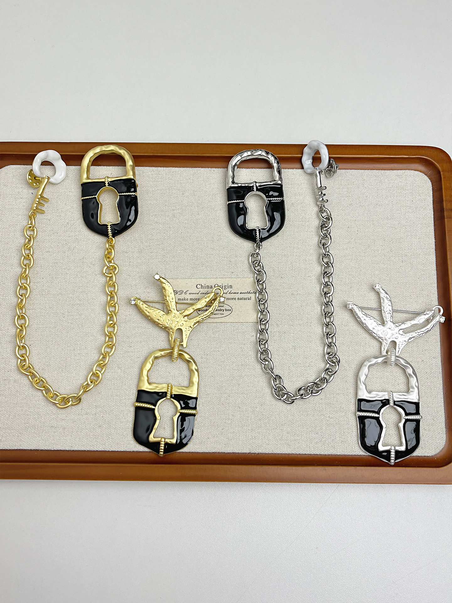 French-Style Vintage Niche Design Enamel Keyhole Chain Tassel Brooch with Unique Personality and Elegant Style