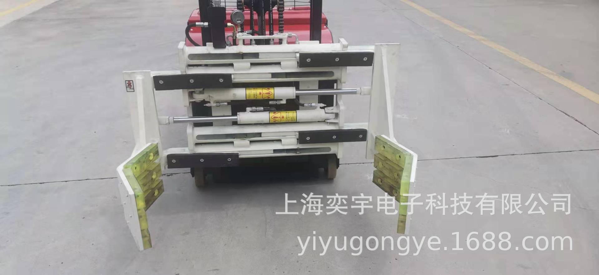 平衡重站驾式夹抱车