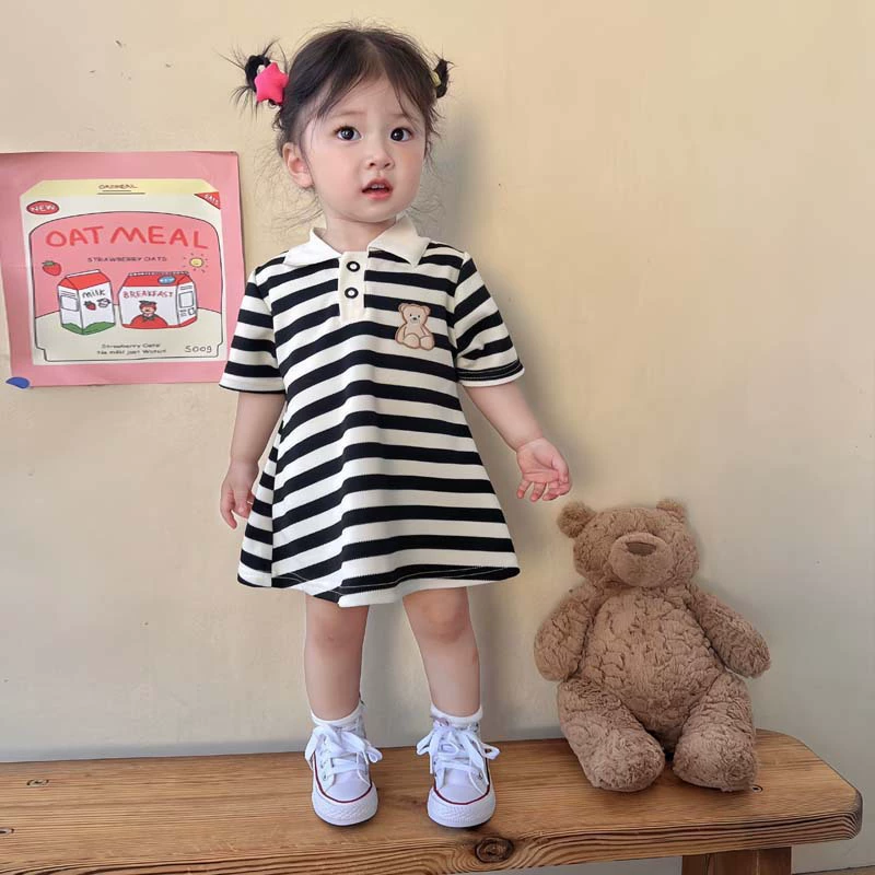 Niña usando el vestido en un parque veraniego