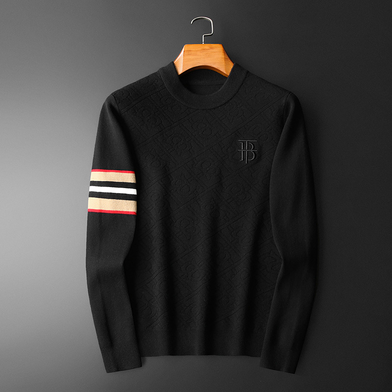 Knitted woolen sweater for leisure with a round collar