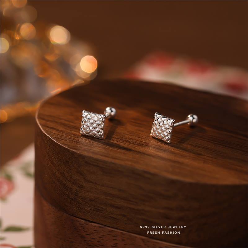 French style small fragrant button for women, 999 pure silver, fashionable and versatile, screw on foot silver earrings_voghion.com