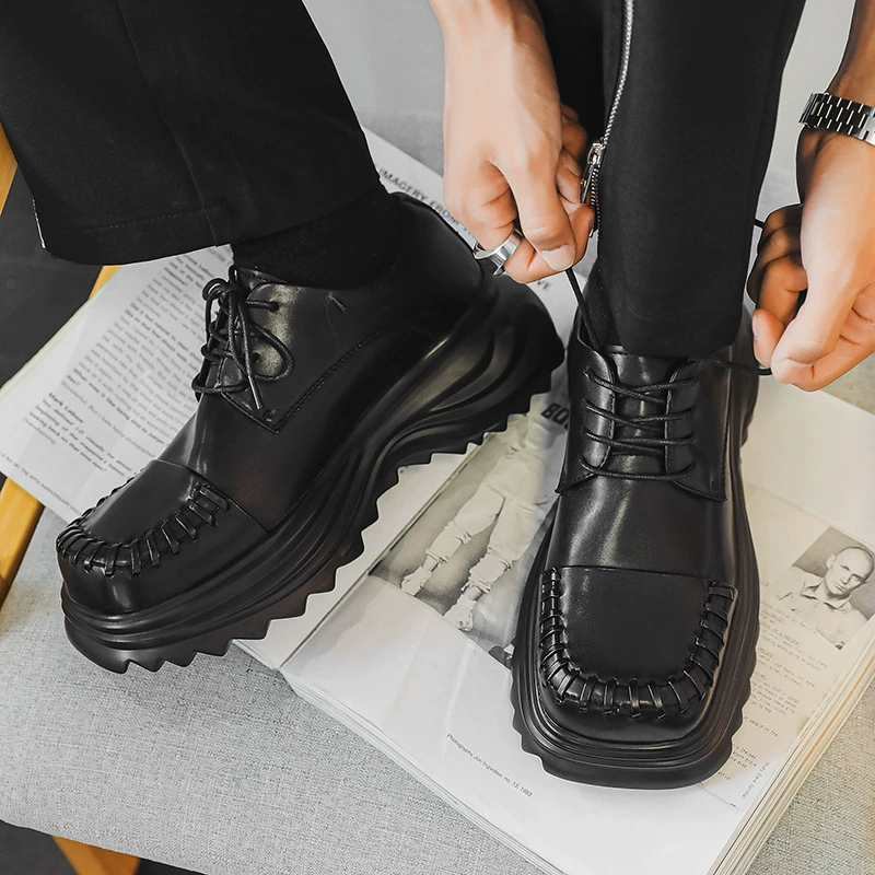 Новые мужские повседневные кожаные туфли 2024 года с толстой подошвой, квадратным носком, в британском стиле, универсальные модные туфли, увеличивающие рост, на платформе.