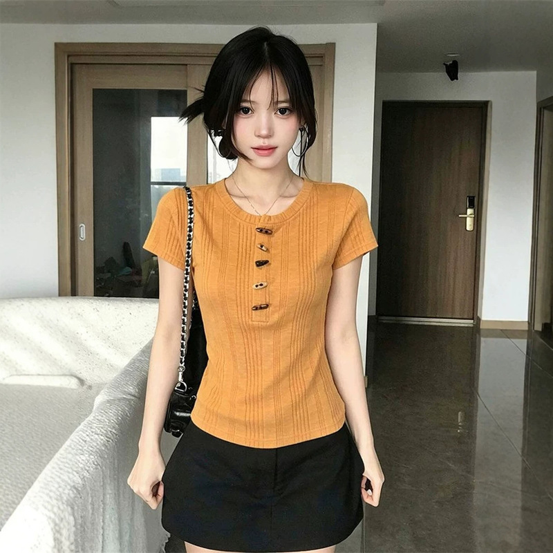 Korean-Style Textured Horn-Button Short-Sleeve T-Shirt for Women, Summer 2026 New Model, Slim Fit, Flattering, Versatile, Super Stylish Top