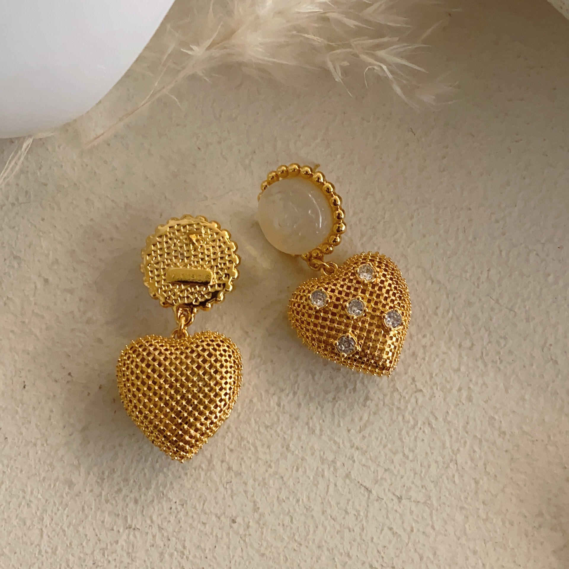 Oro tejido corazón ZIRCON colgante pendientes cóncavo-convexo textura elegante pendientes corte francés estilo retro alto sentido