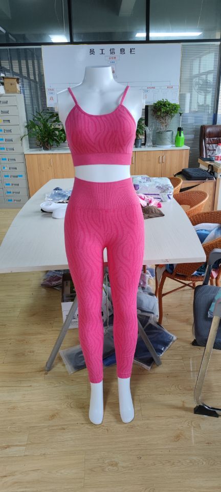 Verano nuevo patrón oscuro europeo y americano sin costuras deportes de manga corta de las mujeres de la correa del sujetador pantalones de yoga deportes de cintura alta pantalones recortadas