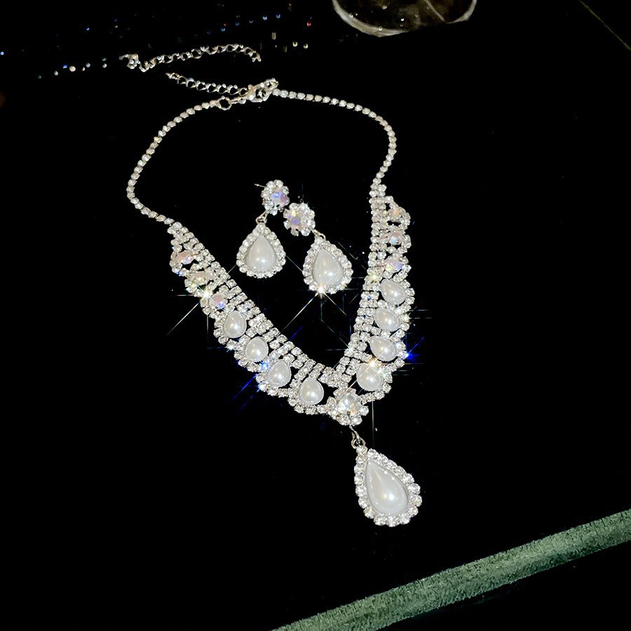 Collar de pendientes de diamantes con gotitas de agua transfronterizas europeas y americanas, colgante de moda de lujo ligero, cadena de clavícula, celebridad de Internet, joyería de alta gama, mujer