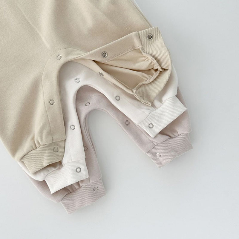 韓国版の秋の男の赤ちゃんの長袖のアルファベットの連体の服の赤ちゃんのカジュアルな洋風は純綿の丸首の服を登ります。