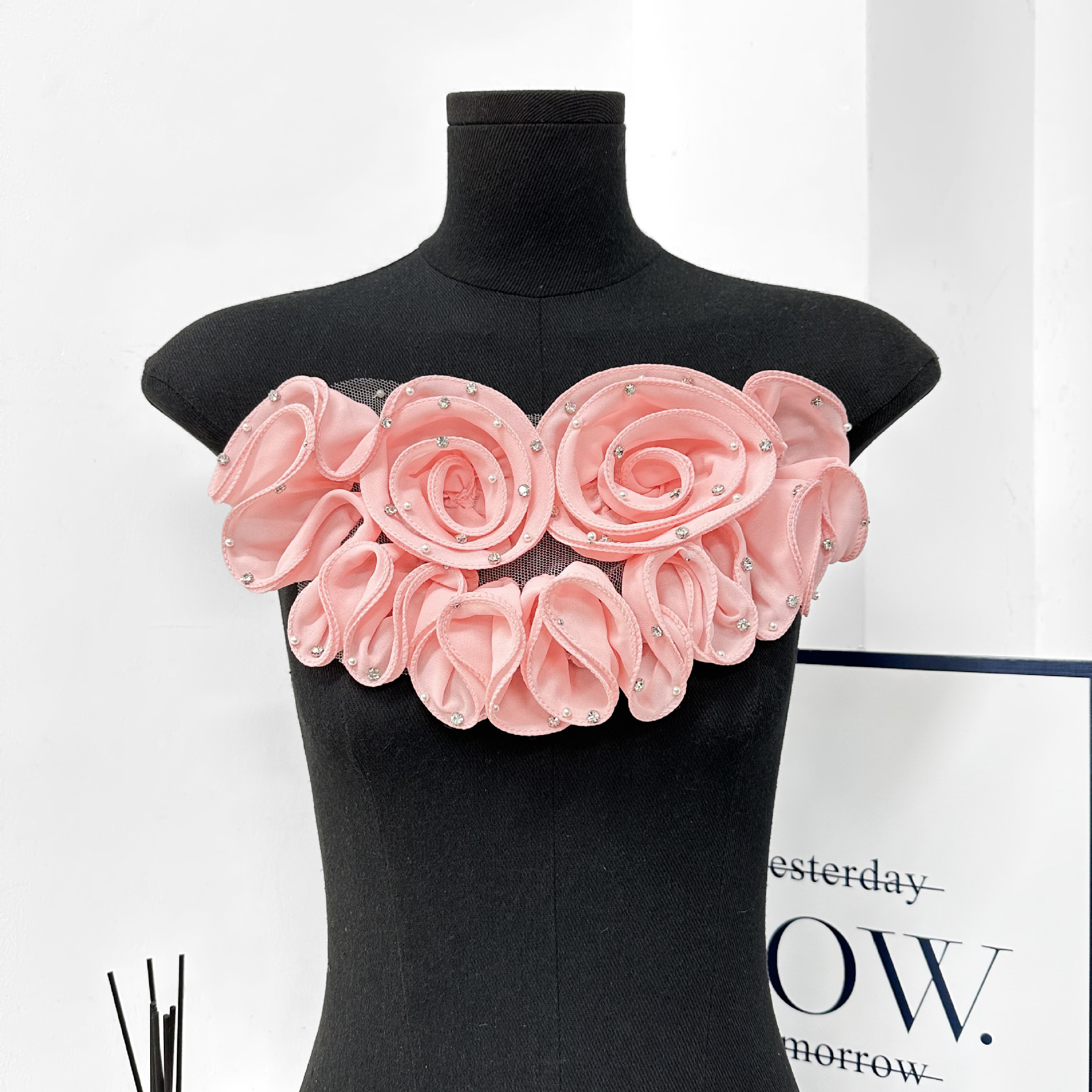 Rose de alto valor de cara con diamantes multicapa plegado flor tridimensional vestido vestido vestido vestido de baile accesorios de decoración