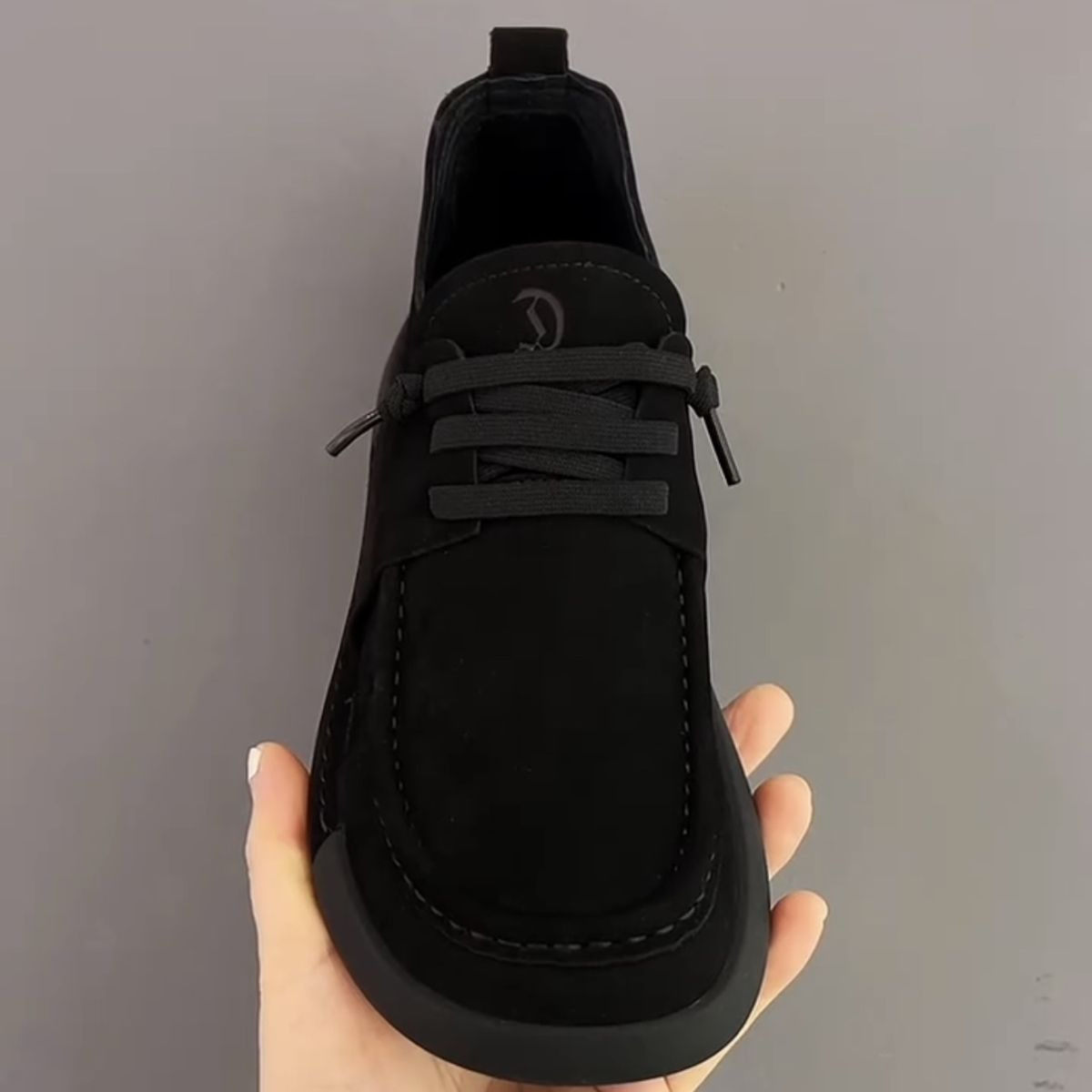 2025 otoño e invierno nuevos zapatos de hombre ligeros más terciopelo cálido zapatos de cuero de todo fósforo moda casual punta redonda zapatos planos al por mayor