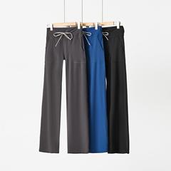 Throwbackstill外はヨガ服を着ています。