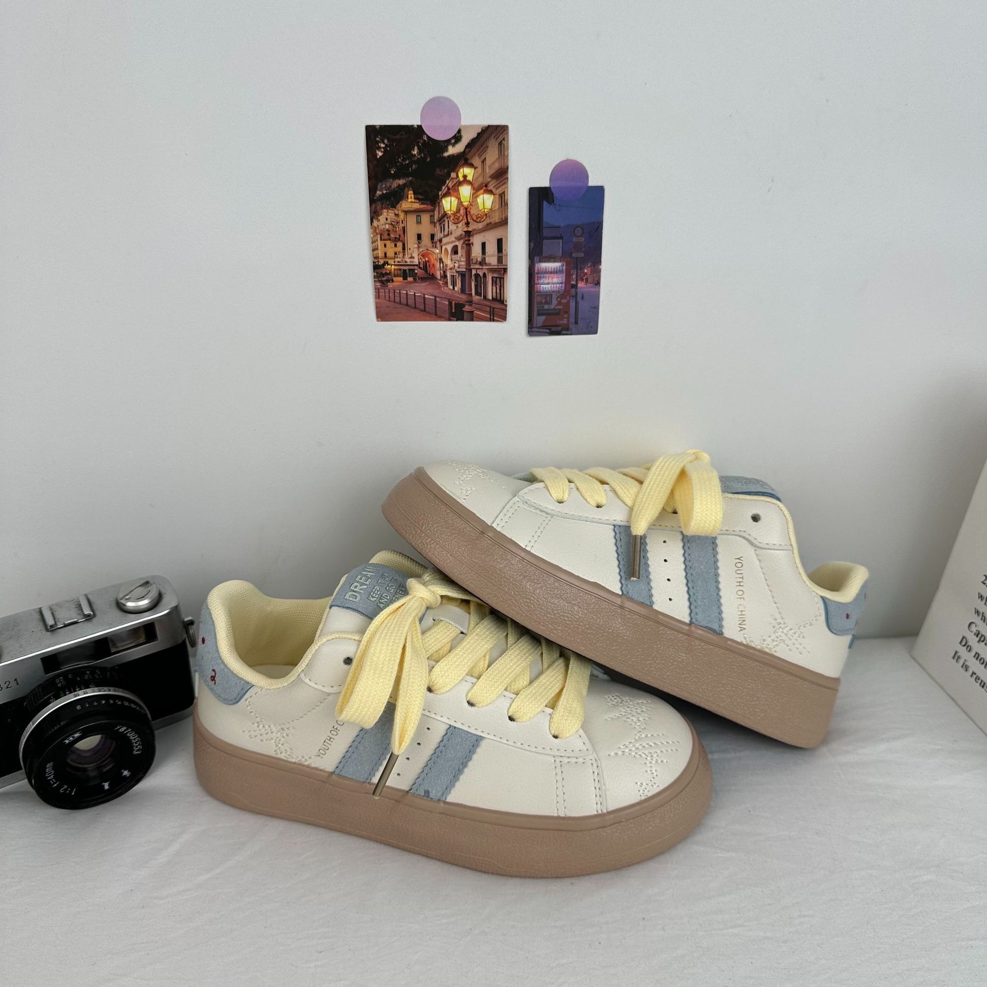 Yuanbo2025 primavera nuevos zapatos de skate de estudiantes nicho Harajuku graffiti zapatos blancos coreanos zapatos de lona generales