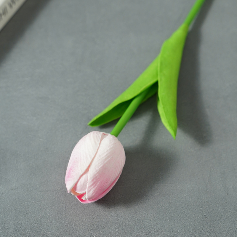 国境を越えたアマゾンpuはチューリップの花をシミュレートして、絹の花の偽の花の結婚祝いの家庭用品の北欧の装飾品を手に持っている|undefined