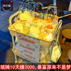 公園の夜市、中秋節の屋台で人気沸騰、ネットで話題の商品、光るおもちゃ、人気商品、輪投げ、国慶節のプチギフト