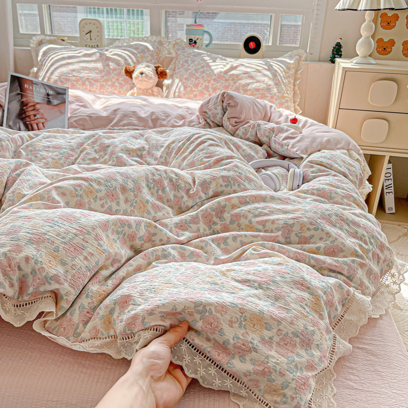 Una cama de hilo de doble capa de estilo crema de cuatro piezas de algodón puro encaje de algodón funda de edredón funda de edredón sábana juego de tres piezas