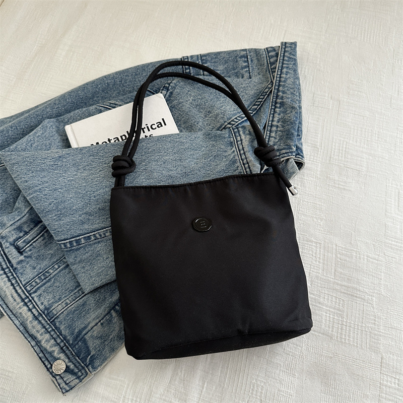 Bolso de nylon nicho de mujer bolso único rosa sensación de diseño 2024 nuevo pequeño bolso bajo la axila de verano fresco