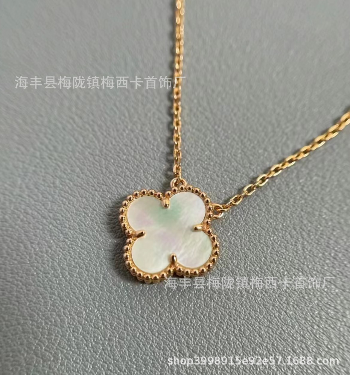 Alta edición V collar de trébol de la suerte de oro sola flor colgante de cadena de clavícula de doble cara gruesa de oro real galvanoplastia ventas directas de la fábrica