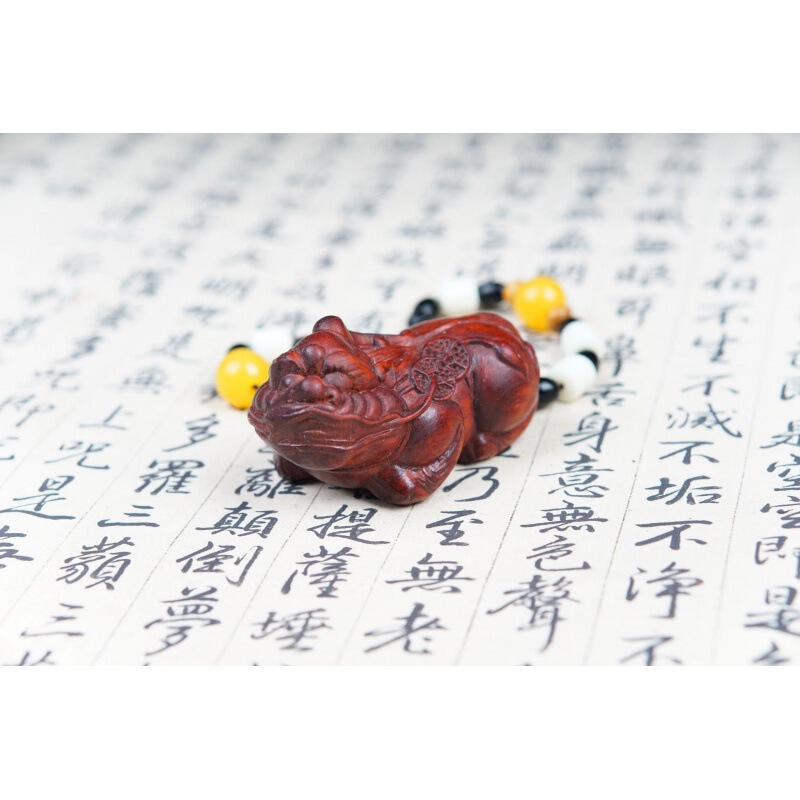 紫檀木の彫刻は壺の福袋を手にして、手にします。|undefined