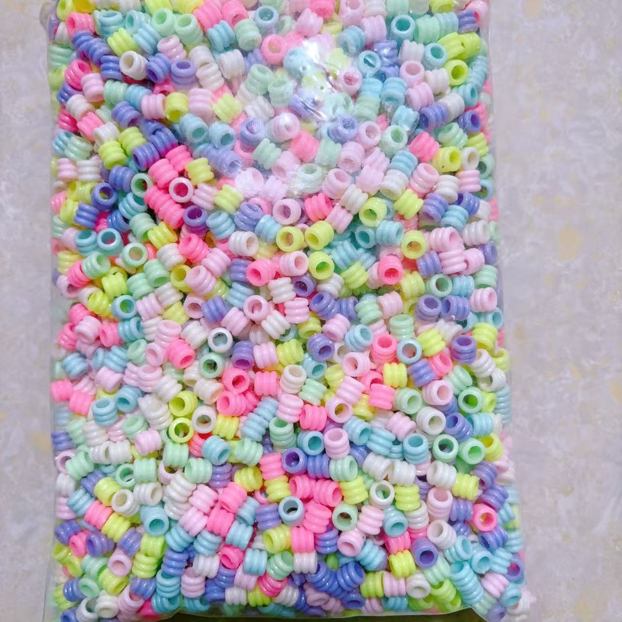 2025 Nuevas cuentas de cabello baratas en bolsa nuevas cuentas de plástico de color primavera diy gran agujero image 27
