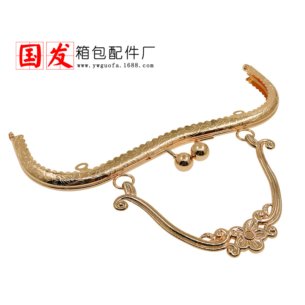 [agujero de tornillo] 20.5CM flores de dragón y phoenix M encaje flor de ciruela mano mano mano oro portátil bolsa hardware al por mayor