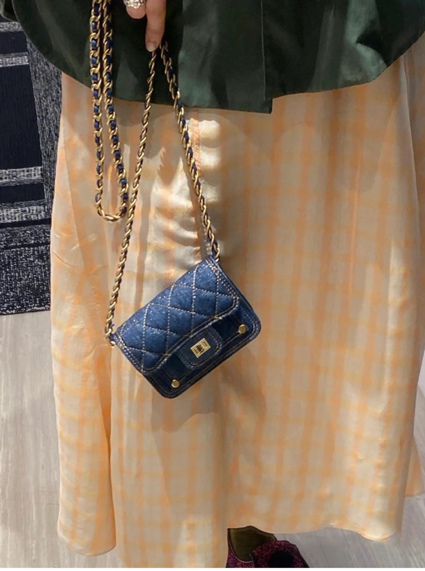 Dames mini schoudertas van gewassen denim met kettingdetail_voghion.com