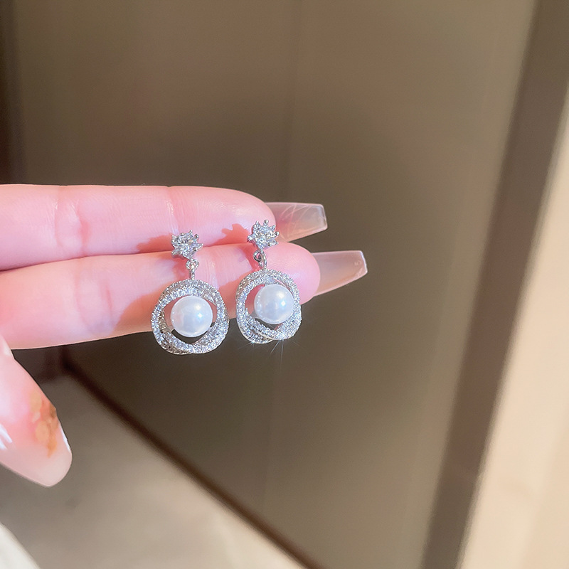 Aguja de plata diamantes geométricos aretes de perlas redondos ligeros de lujo de alta calidad pernos de orejas de estilo francés temperamento femenino orejas de nicho mayorista image 7