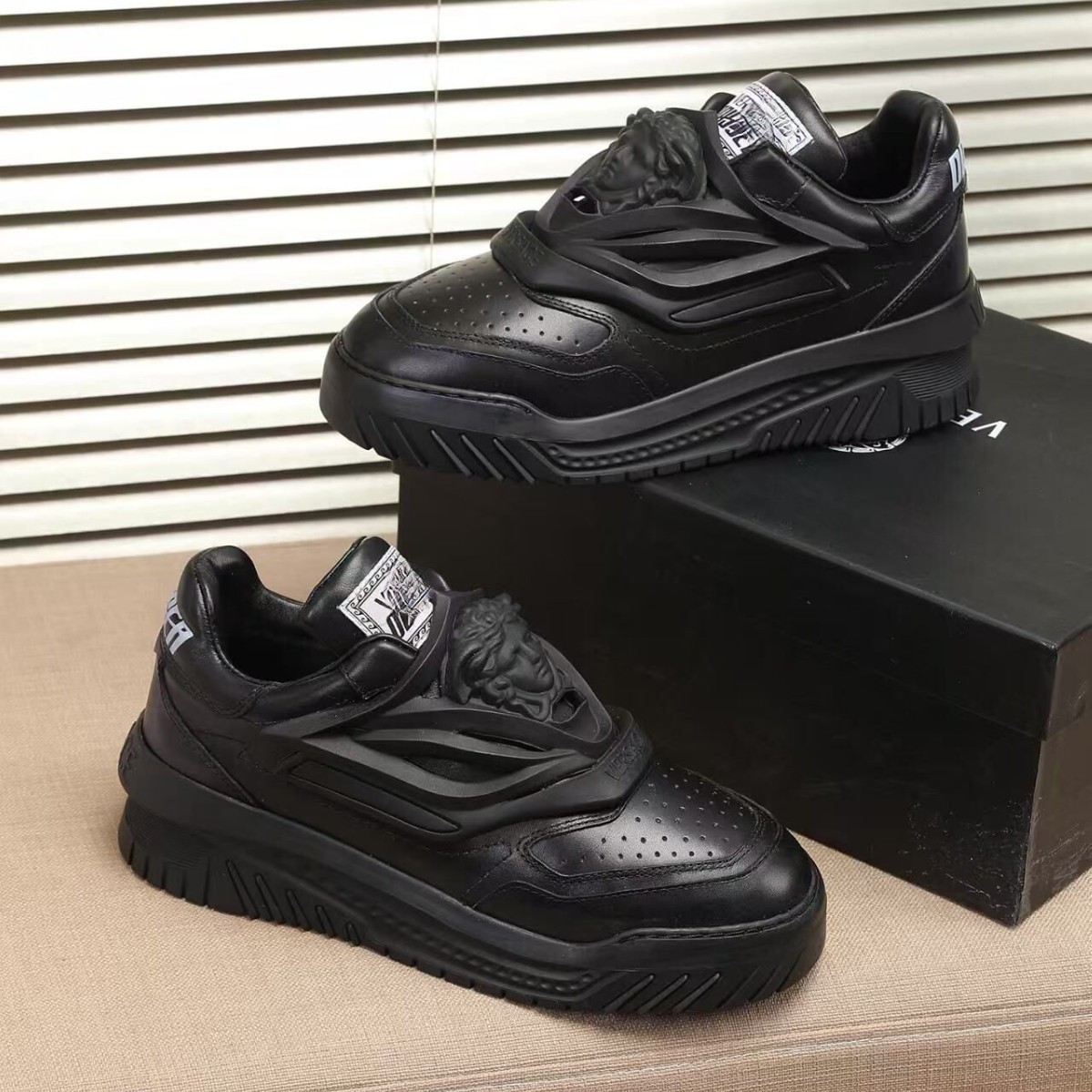 European Dad Shoes Medusa Head Men's Shoes Genuine Leather Thick-Soled Casual Shoes New Versatile Men's Trendy Shoes Wholesale