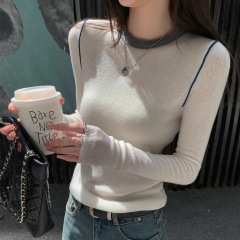 韓国系のデザイン感は色の丸首のニットの女性の春の2025新型の弾力性の修身の中で底のシャツの上着を掛けます。