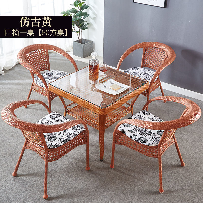 앤틱한 노란색 의자 4개와 80제곱미터 테이블