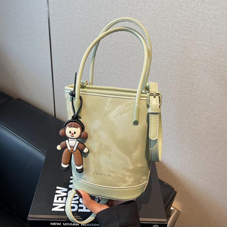 Tendencia versátil nicho de diseño de bolso de cubo de mano mujer 2025 nuevo estilo casual estilo extranjero sensación de alto hombro mochila