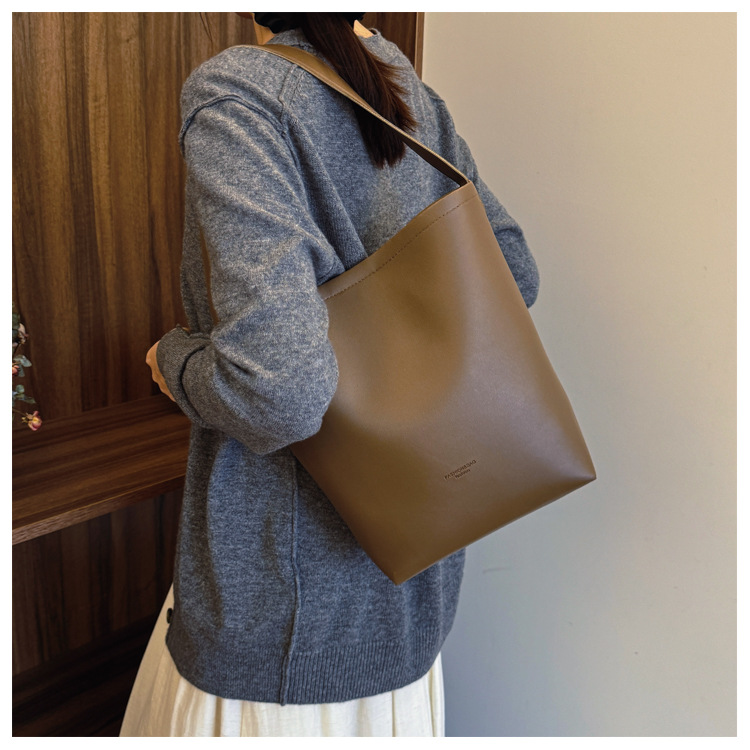 Solid color Tote bag 2024 new style, high-end, large-capacity single-shoulder versatile, niche women's bag, casual and simple bucket bag undefined