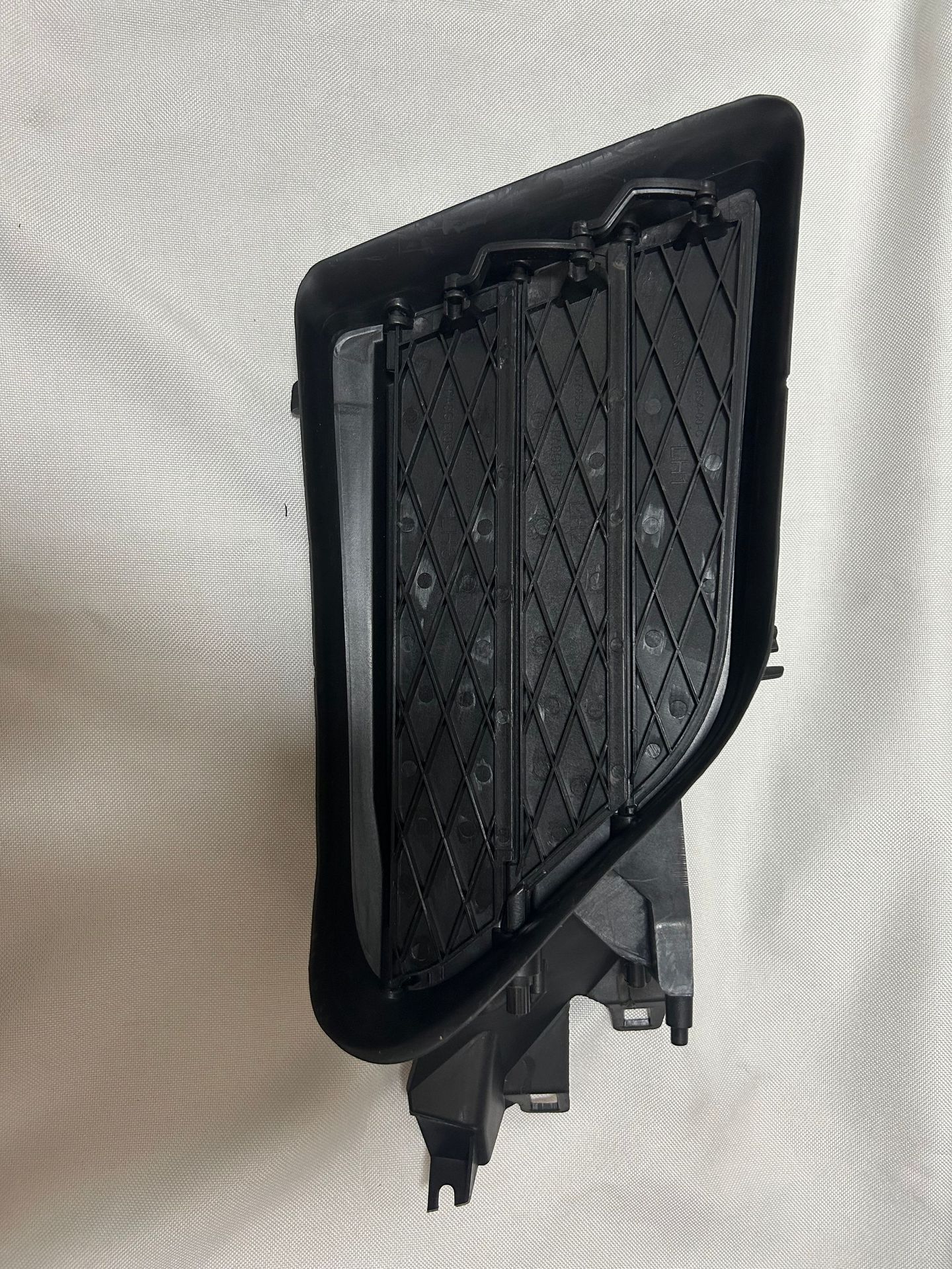 Suitable for Tesla accessories ModelS brand new front fog lamp frame grille 1057851 1058007