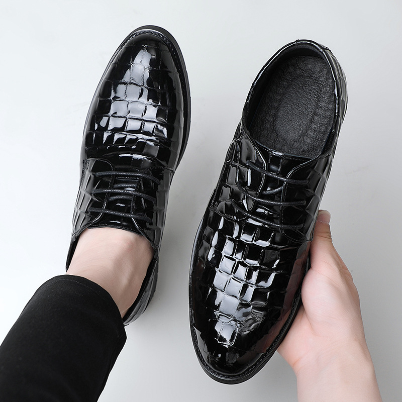 Nuevos zapatos de cuero formales de charol de cuero brillante de negocios de los hombres de estilo británico dedo del pie puntiagudo banquete de boda rendimiento zapatos de cuero genuino de los hombres de moda